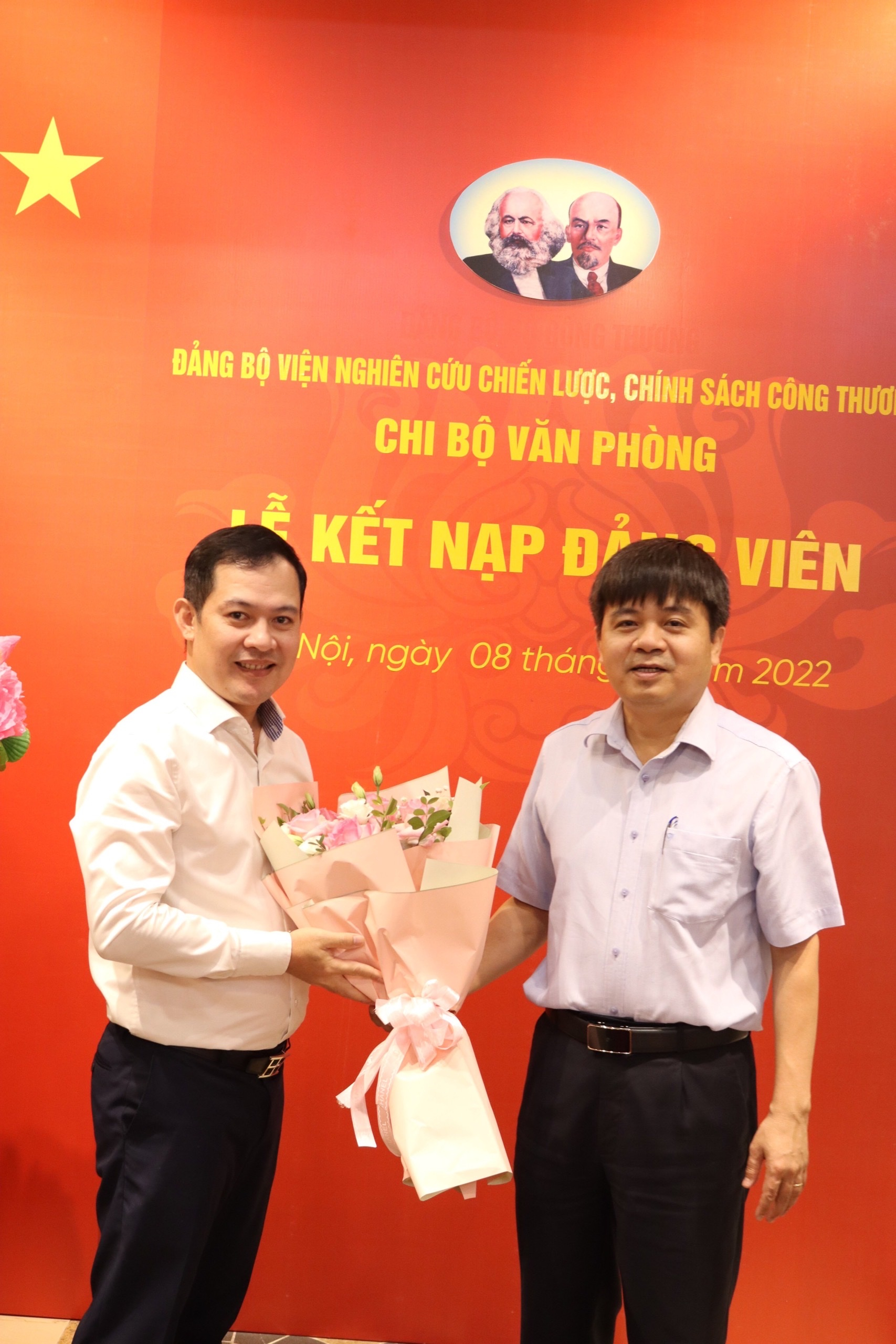 Chi bộ Văn phòng tổ chức lễ kết nạp đảng viên mới