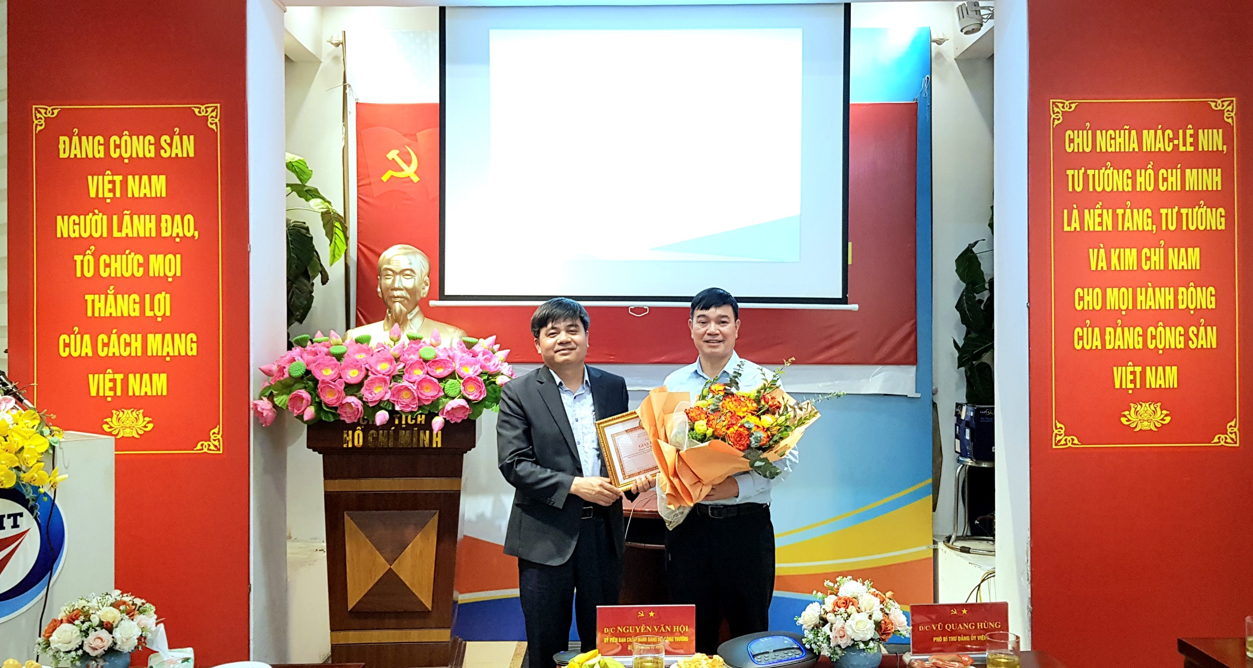 Hội nghị phổ biến, quán triệt, triển khai thực hiện các văn bản của Đảng và khen thưởng tập thể, đảng viên trong Đảng bộ Viện nghiên cứu chiến lược, chính sách Công Thương hoàn thành xuất sắc nhiệm vụ năm 2022