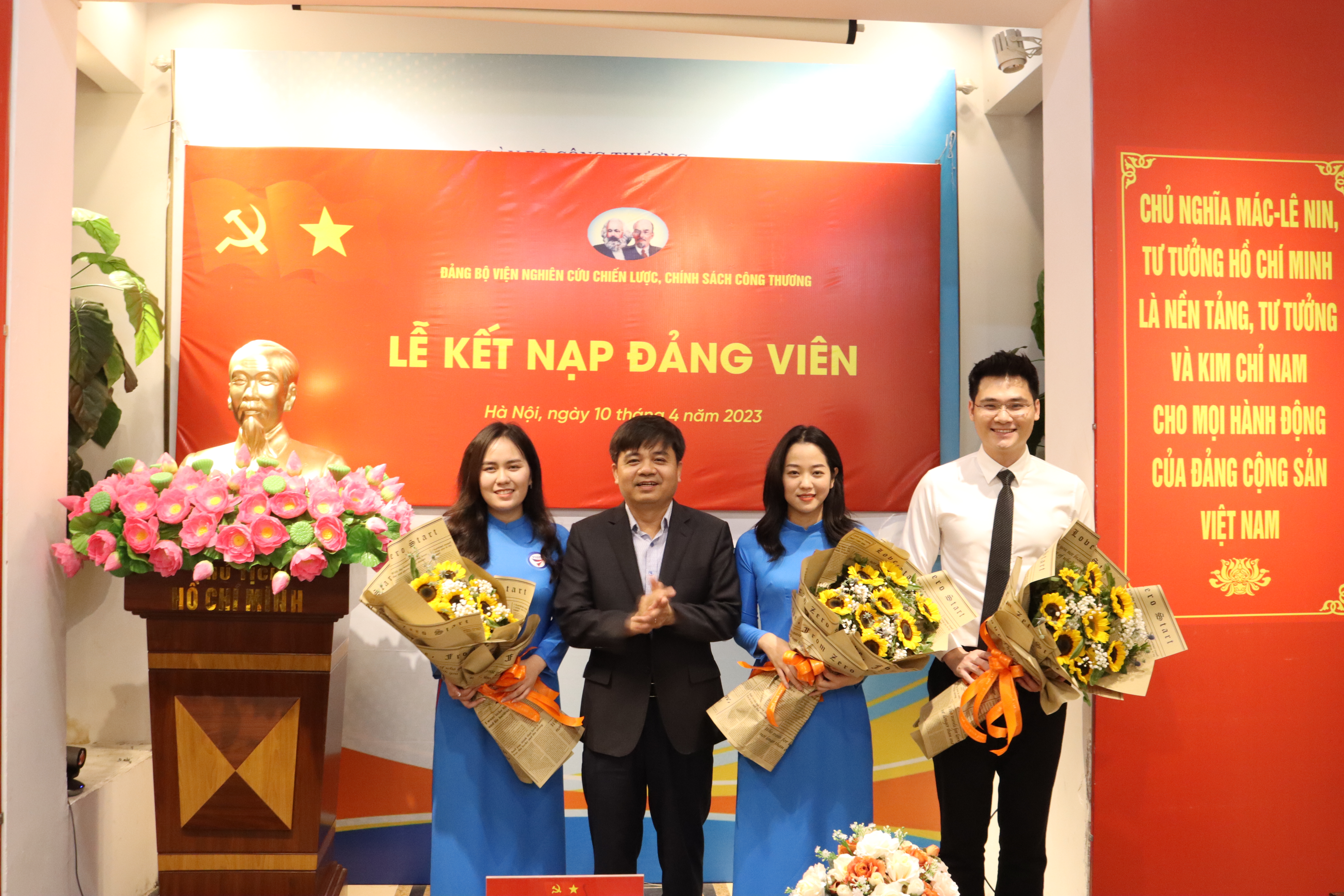 Chi bộ Tạp chí và Chi bộ Thị trường tổ chức Lễ kết nạp đảng viên mới