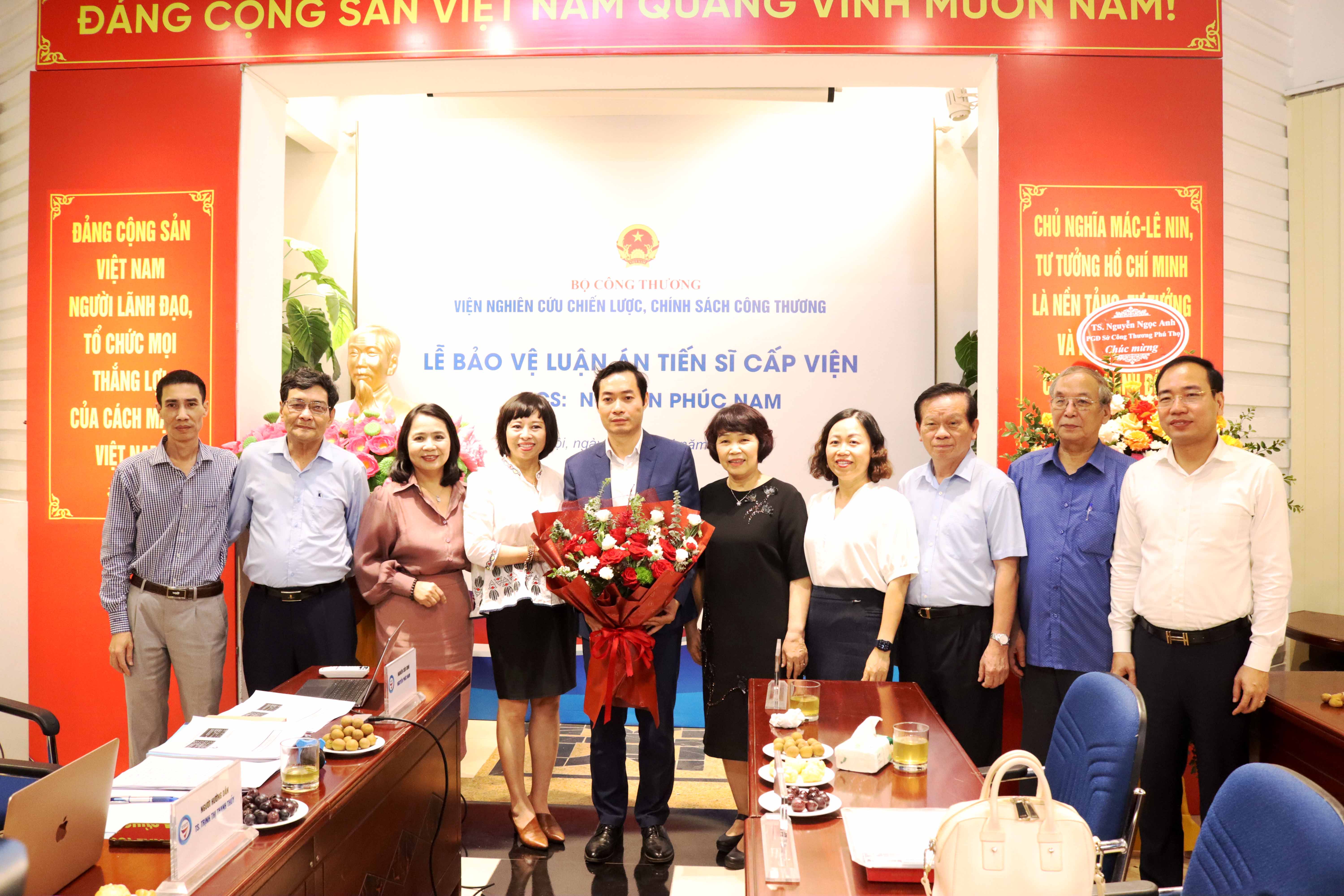 Lễ bảo vệ luận án tiến sĩ cấp Viện của NCS. Nguyễn Phúc Nam