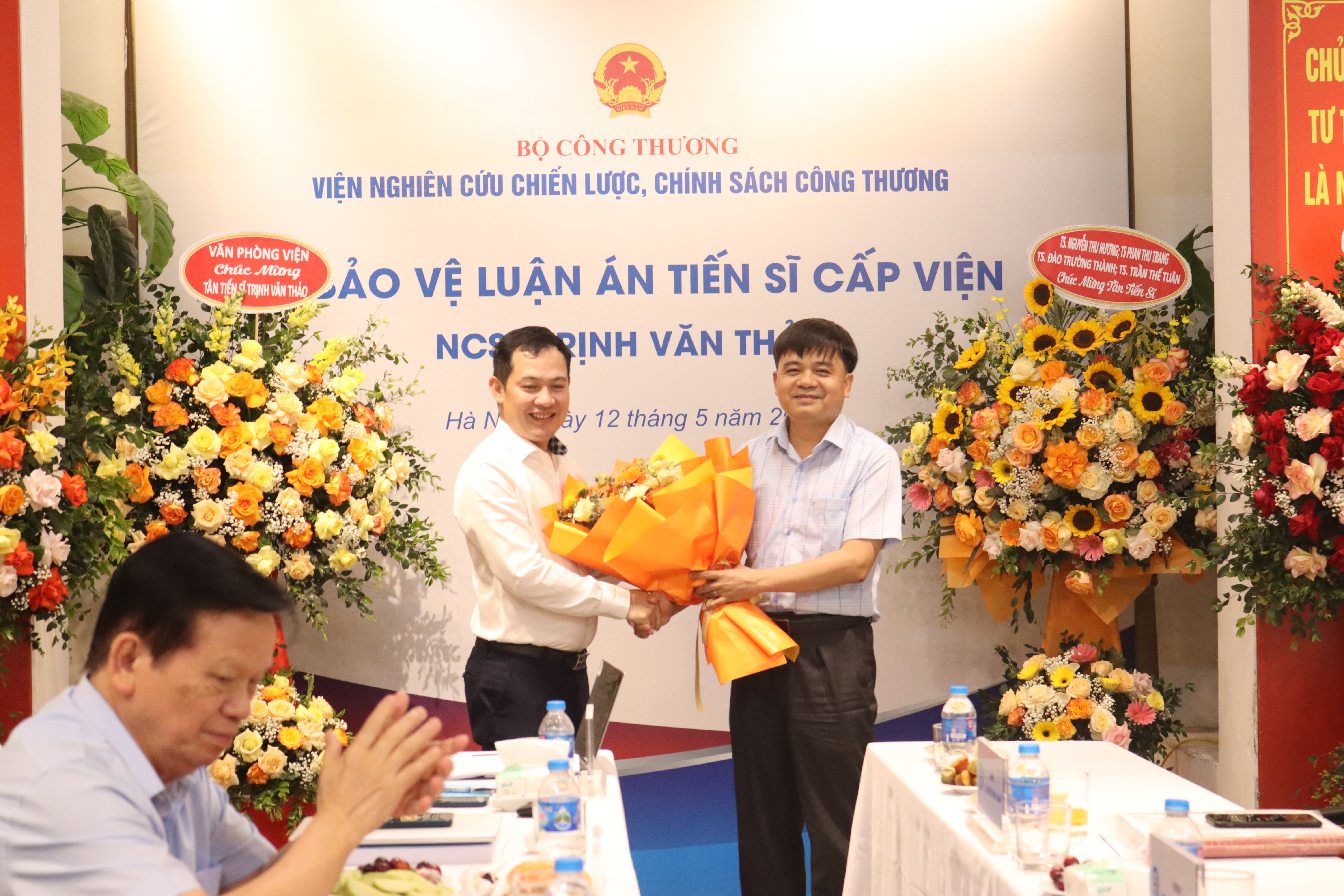 Lễ bảo vệ luận án tiến sĩ cấp Viện của NCS. Trịnh Văn Thảo