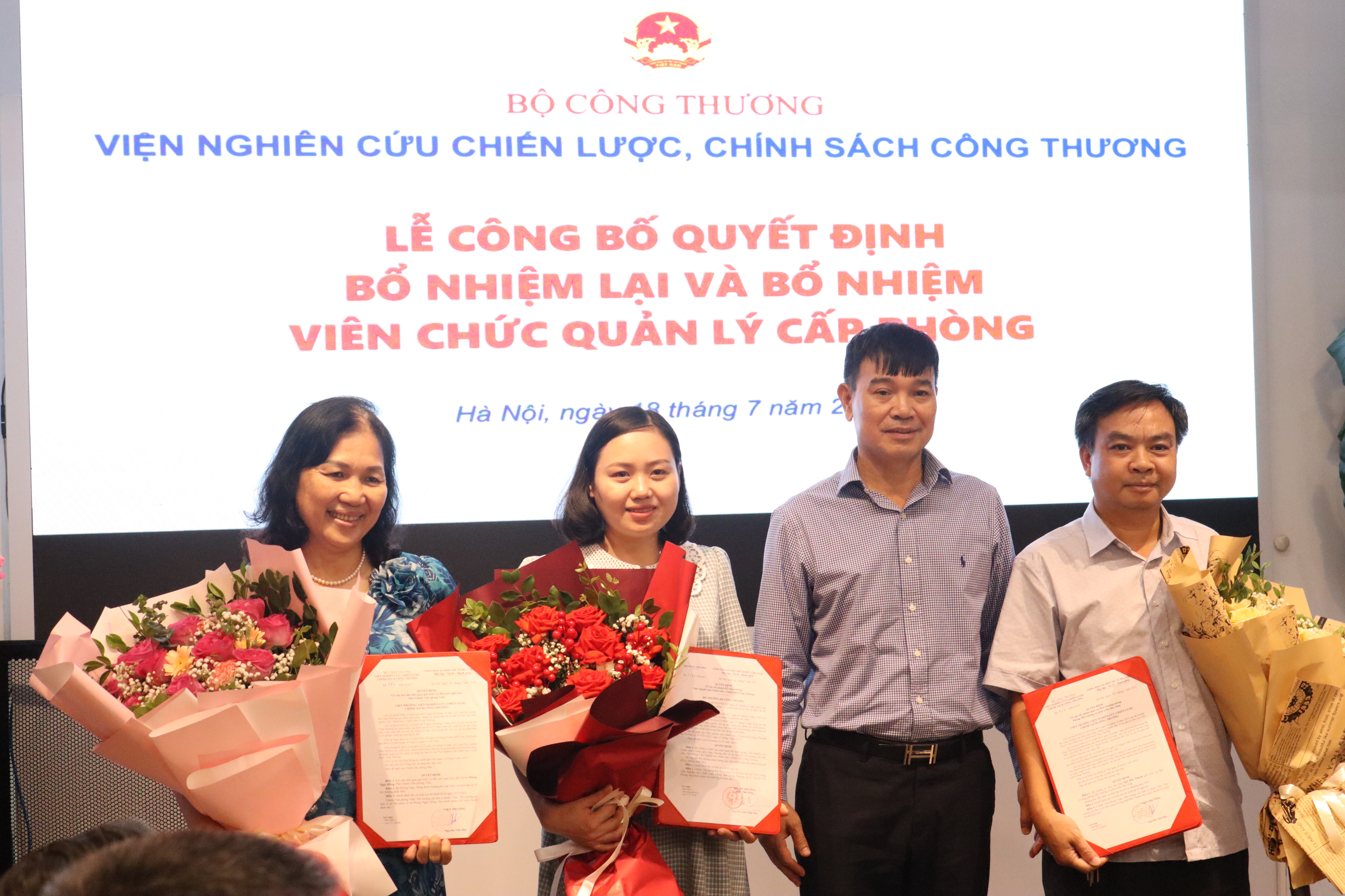 Lễ công bố quyết định bổ nhiệm lại và bổ nhiệm viên chức quản lý cấp phòng
