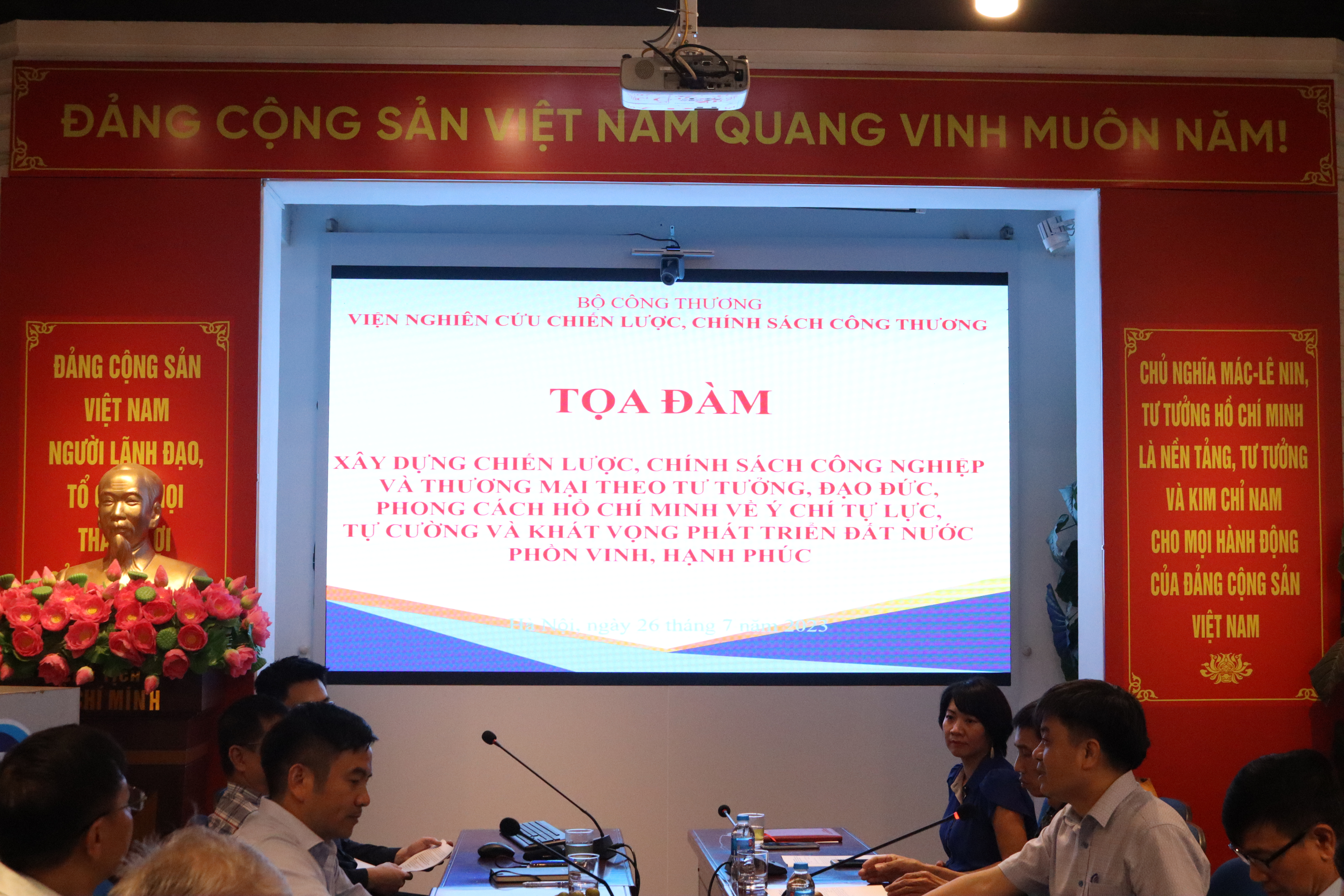 Đảng bộ Viện Nghiên cứu Chiến lược, Chính sách Công Thương tổ chức Chương trình tọa đàm khoa học “Xây dựng chiến lược, chính sách công nghiệp và thương mại theo tư tưởng, đạo đức, phong cách Hồ Chí Minh về ý chí tự lực, tự cường và khát vọng phát triển đất nước phồn vinh, hạnh phúc”
