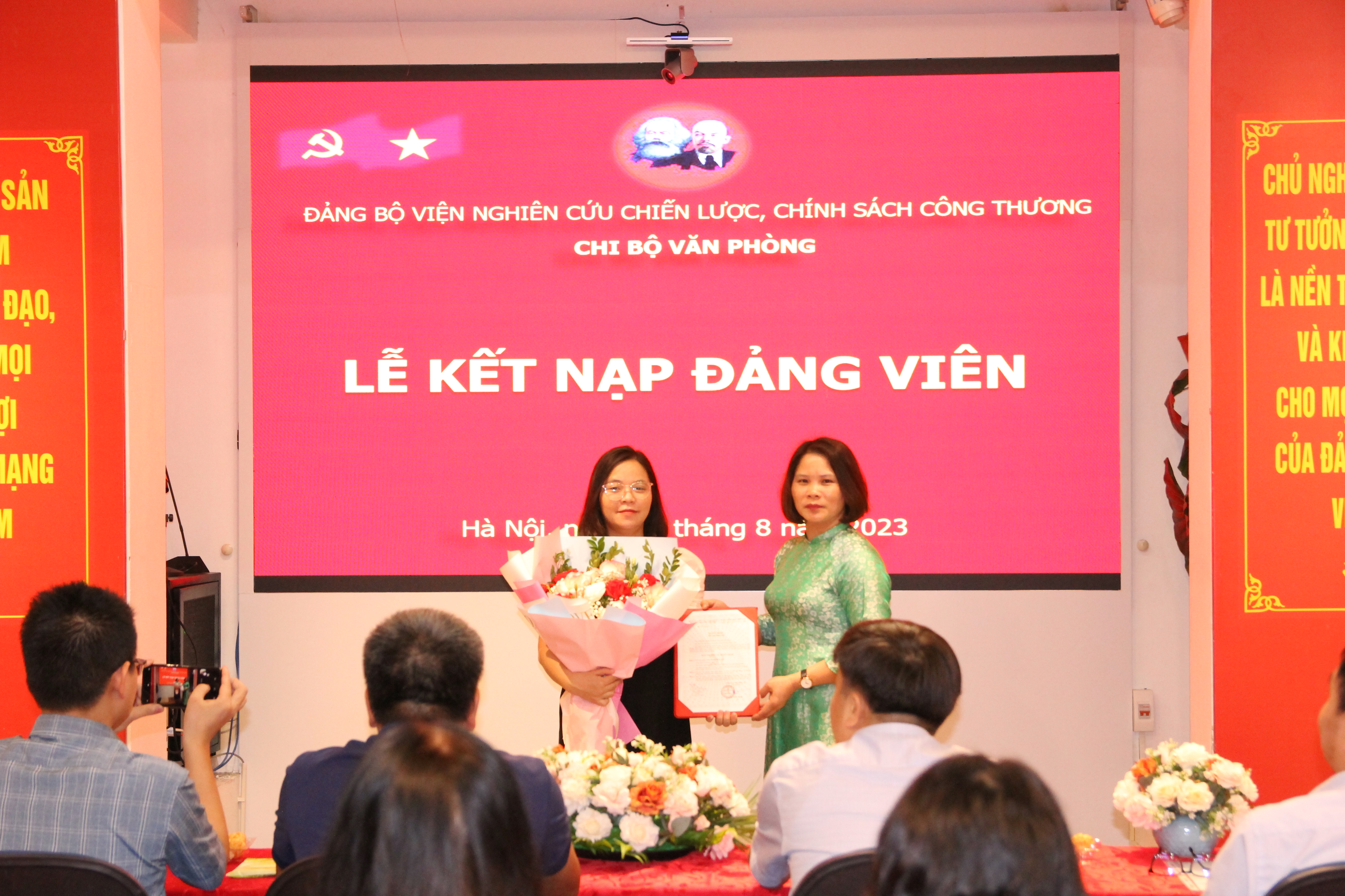 Chi bộ Văn phòng tổ chức Lễ kết nạp đảng viên mới 