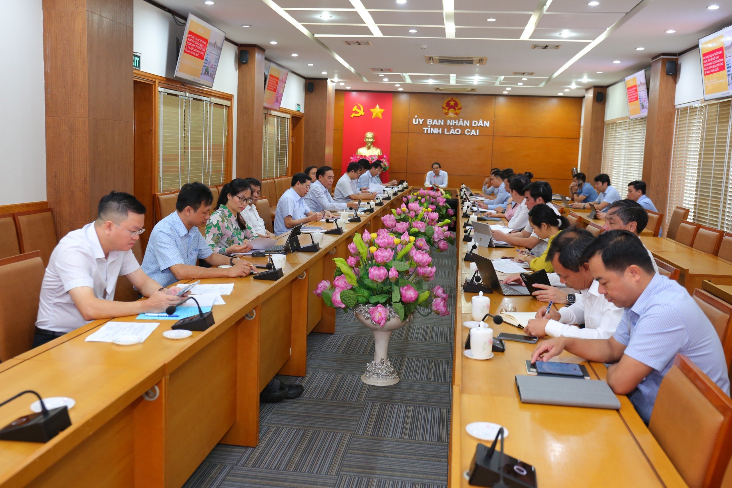 Ban chủ nhiệm đề án “Đề án đưa Lào Cai trở thành trung tâm kết nối giao thương kinh tế giữa Việt Nam và các nước ASEAN với vùng Tây Nam Trung Quốc”làm việc tại Lào Cai.