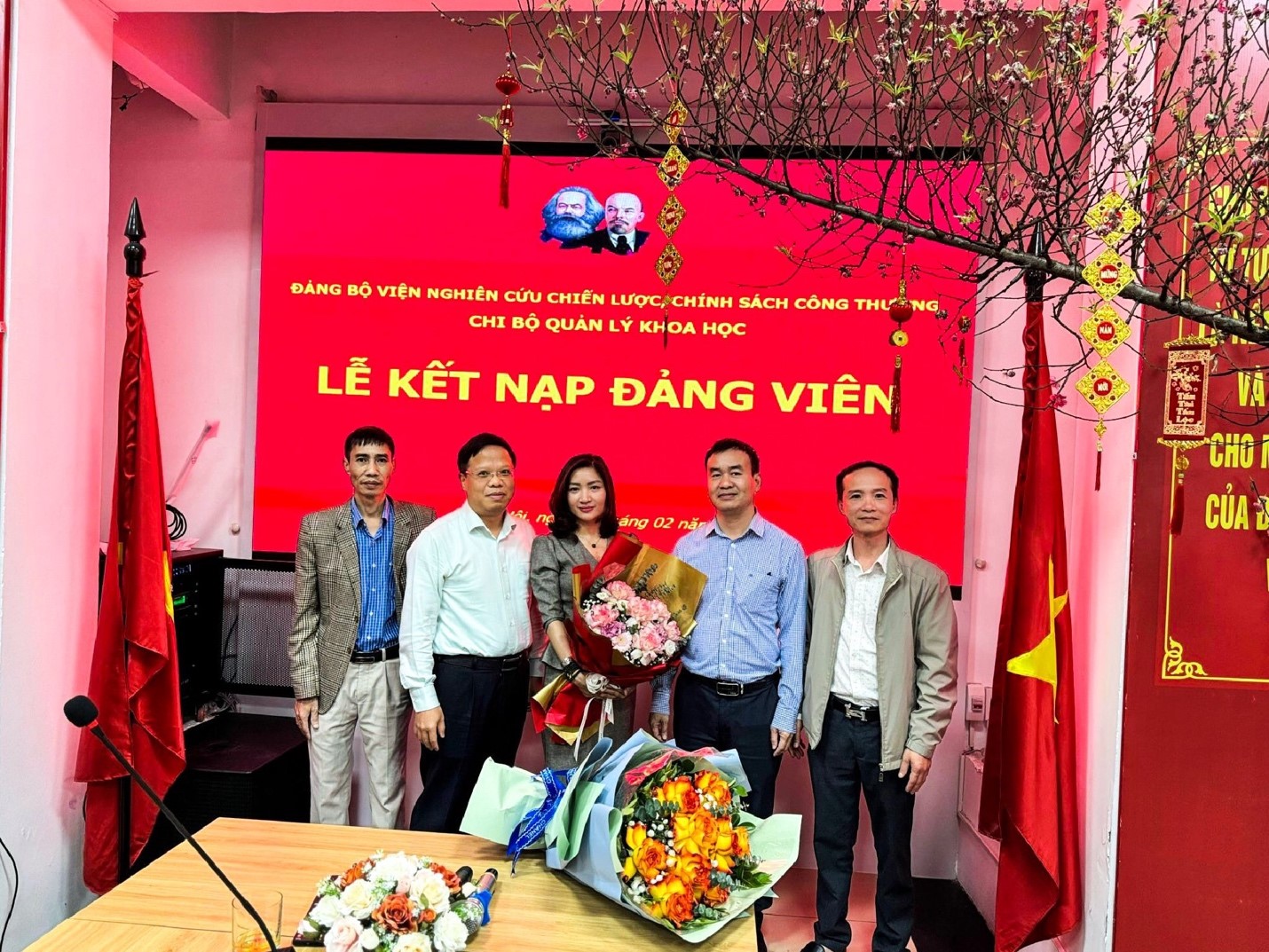 Chi Bộ Quản lý khoa học tổ chức lễ kết nạp Đảng viên mới