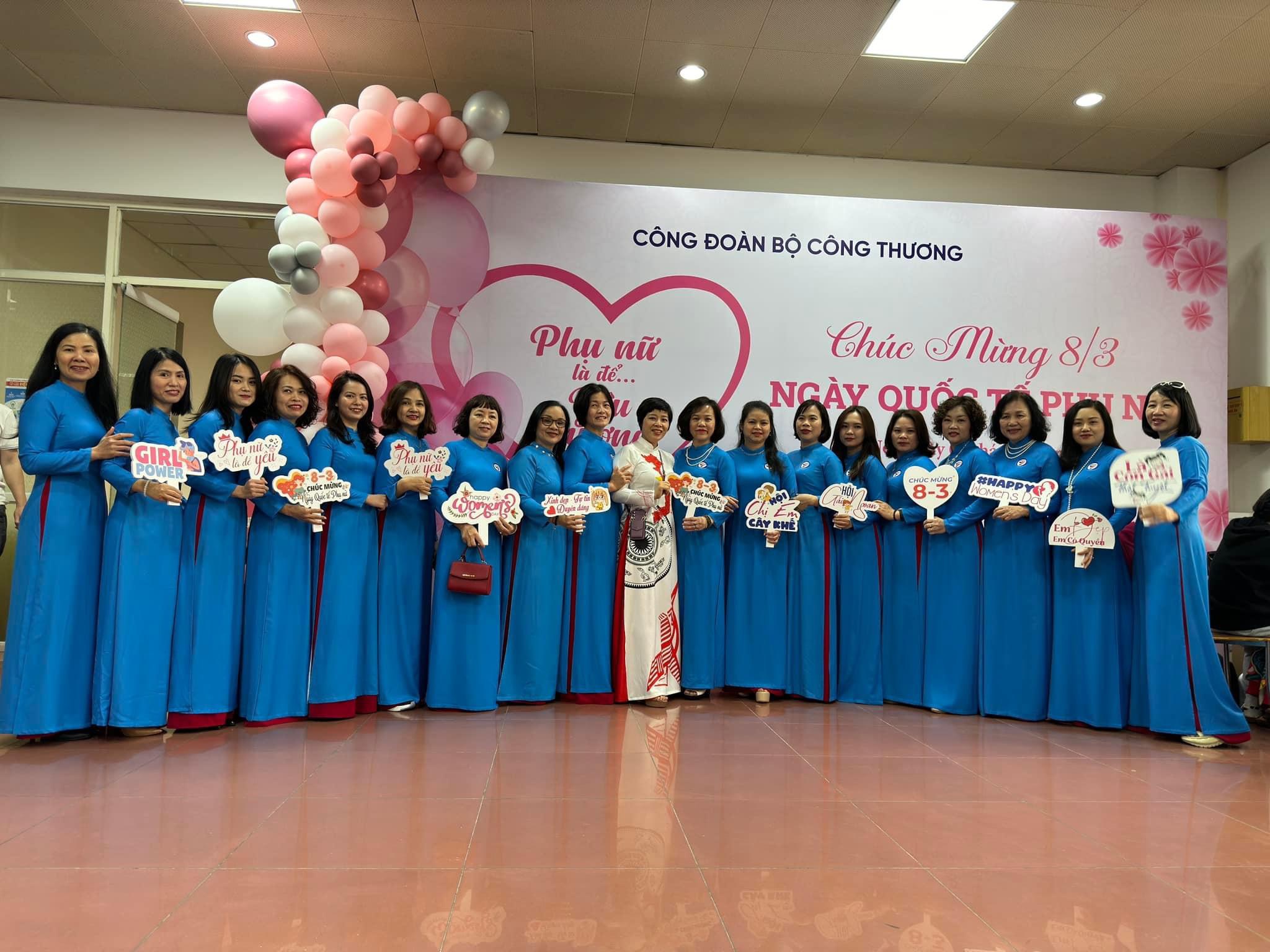 Nữ đoàn viên công đoàn Viện Nghiên cứu chiến lược, chính sách Công Thương tham dự Lễ kỷ niệm 114 năm ngày Quốc tế phụ nữ 8/3 của Công đoàn Bộ Công Thương