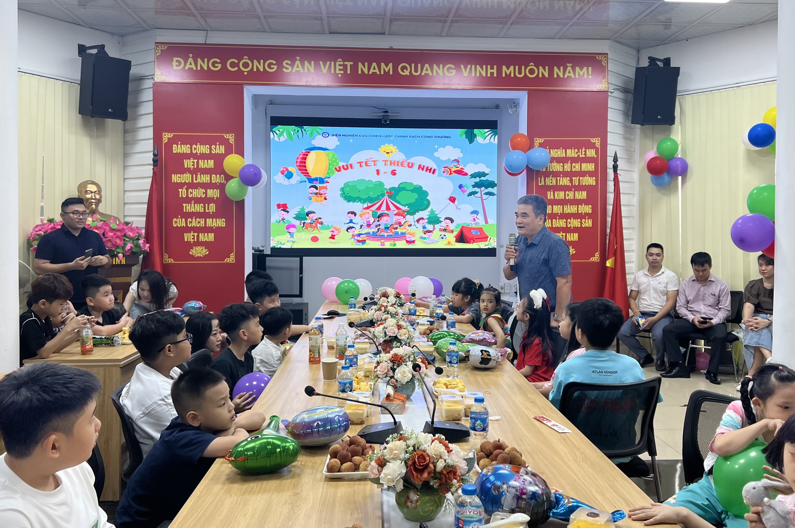 Vui tết thiếu nhi 1 - 6 năm 2024 và trao quà cho con em cán bộ, viên chức và người lao động đang làm việc tại Viện