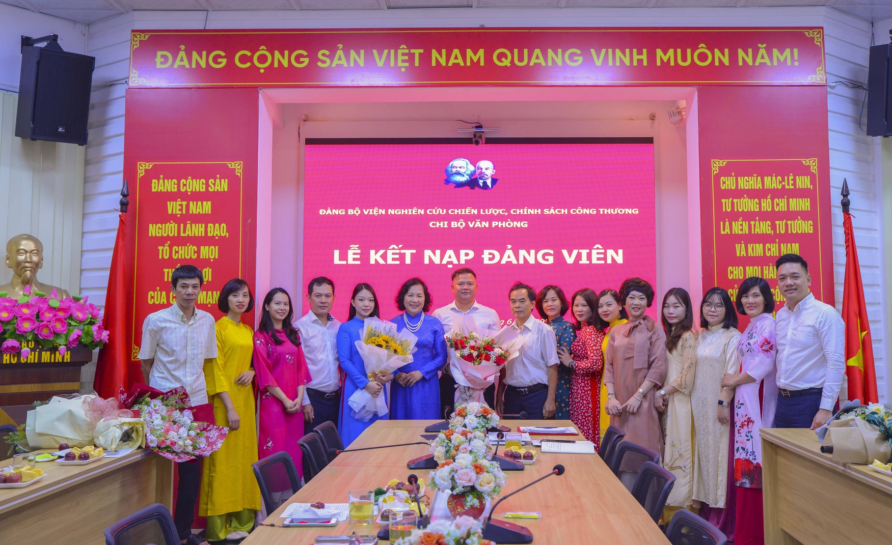 Chi bộ Văn phòng tổ chức Lễ kết nạp Đảng viên mới