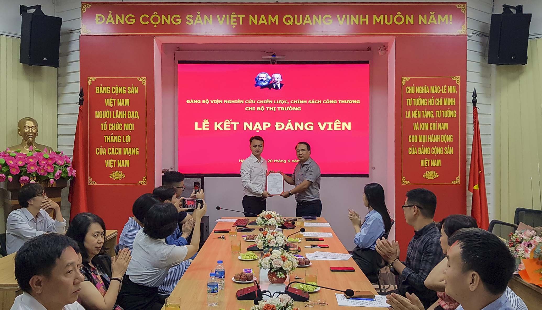 Lễ kết nạp đảng viên mới Chi bộ Thị trường