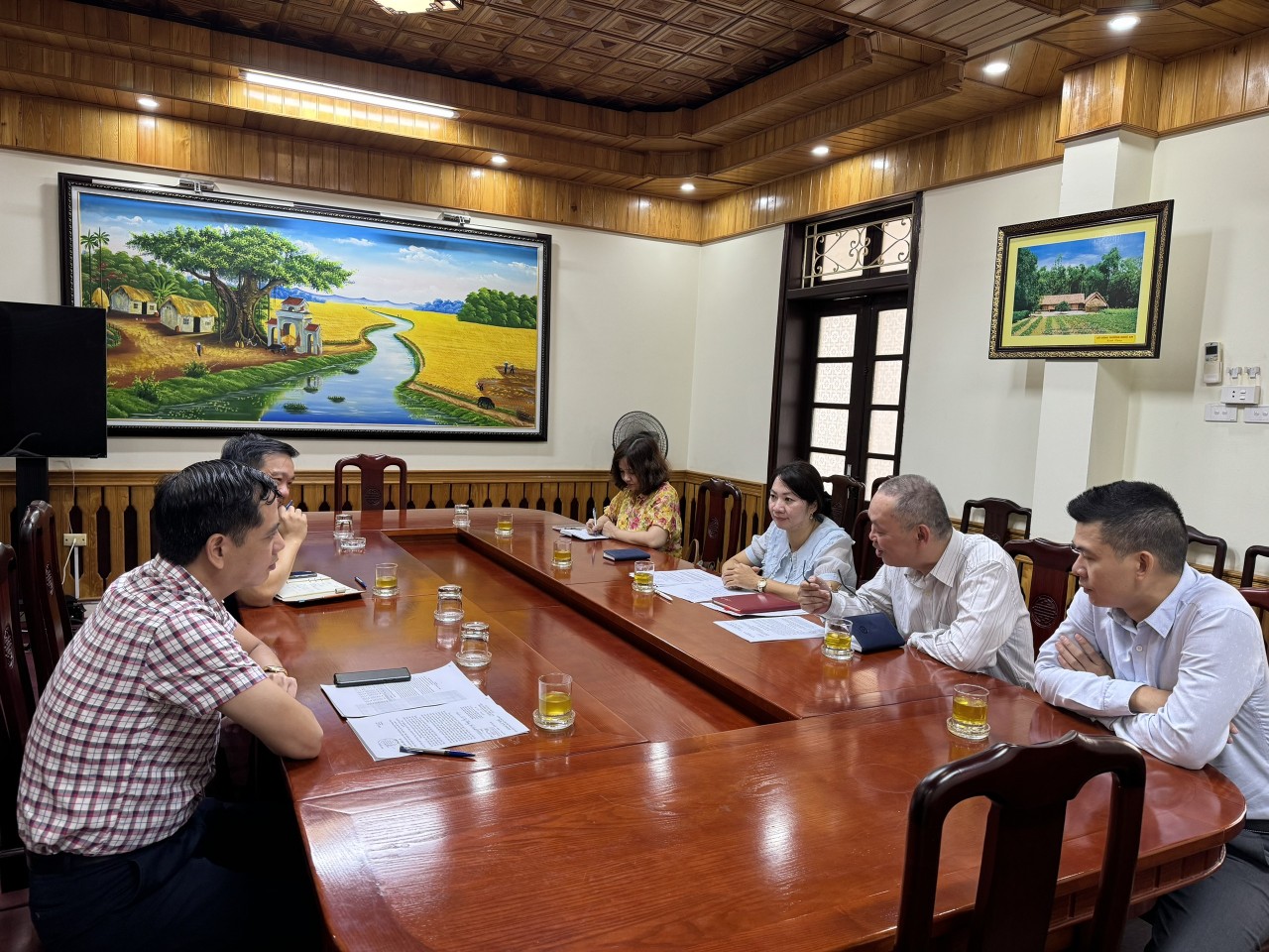 Đoàn công tác Viện khảo sát thực hiện nhiệm vụ “Phát triển cụm liên kết ngành công nghiệp sản xuất - chế biến và tiêu thụ sản phẩm nông, lâm, thủy hải sản và thực phẩm vùng đồng bằng Sông Hồng”