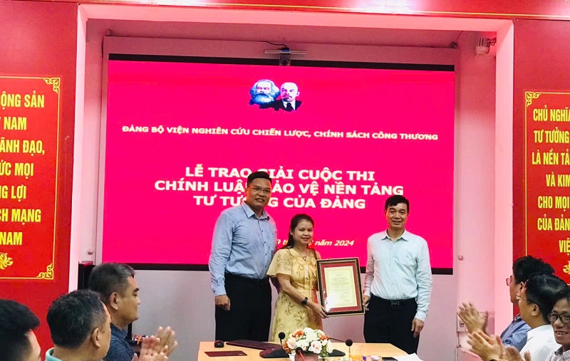 Viện Nghiên cứu chiến lược, chính sách Công Thương tuyên dương tác giả đạt giải Cuộc thi chính luận về bảo vệ nền tảng tư tưởng của Đảng trong ngành Công Thương năm 2024