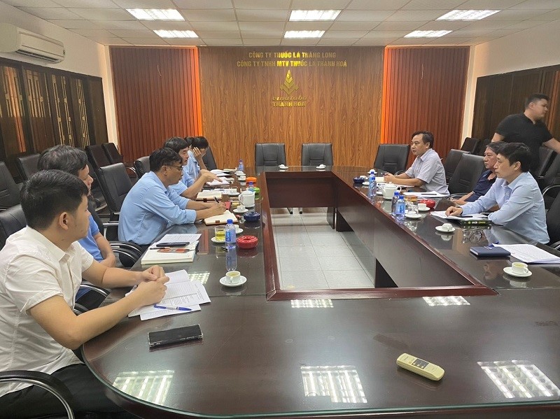 Đoàn công tác của Viện khảo sát tại các tỉnh miền trung thực hiện nhiệm vụ “tăng cường quản lý nhập khẩu và kinh doanh thuốc lá thực hiện chiến lược quốc gia về phòng, chống tác hại của thuốc lá đến năm 2030”