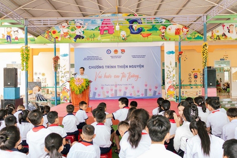 Chương trình thiện nguyện “Vui bước em đến trường” năm 2024 tại tỉnh Quảng Bình