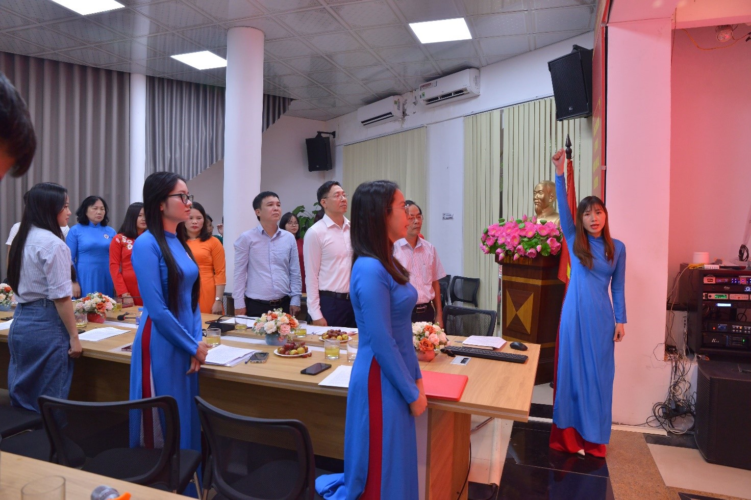 Lễ kết nạp Đảng viên mới Chi bộ Văn phòng và Chi bộ Quản lý khoa học