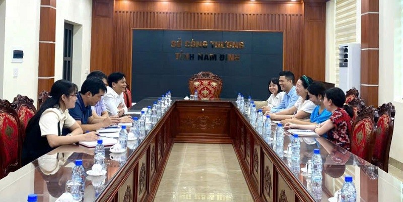 Đoàn công tác của Viện khảo sát thực hiện nhiệm vụ “Phát triển cụm liên kết ngành công nghiệp sản xuất - chế biến và tiêu thụ sản phẩm nông, lâm, thủy hải sản và thực phẩm vùng đồng bằng Sông Hồng”