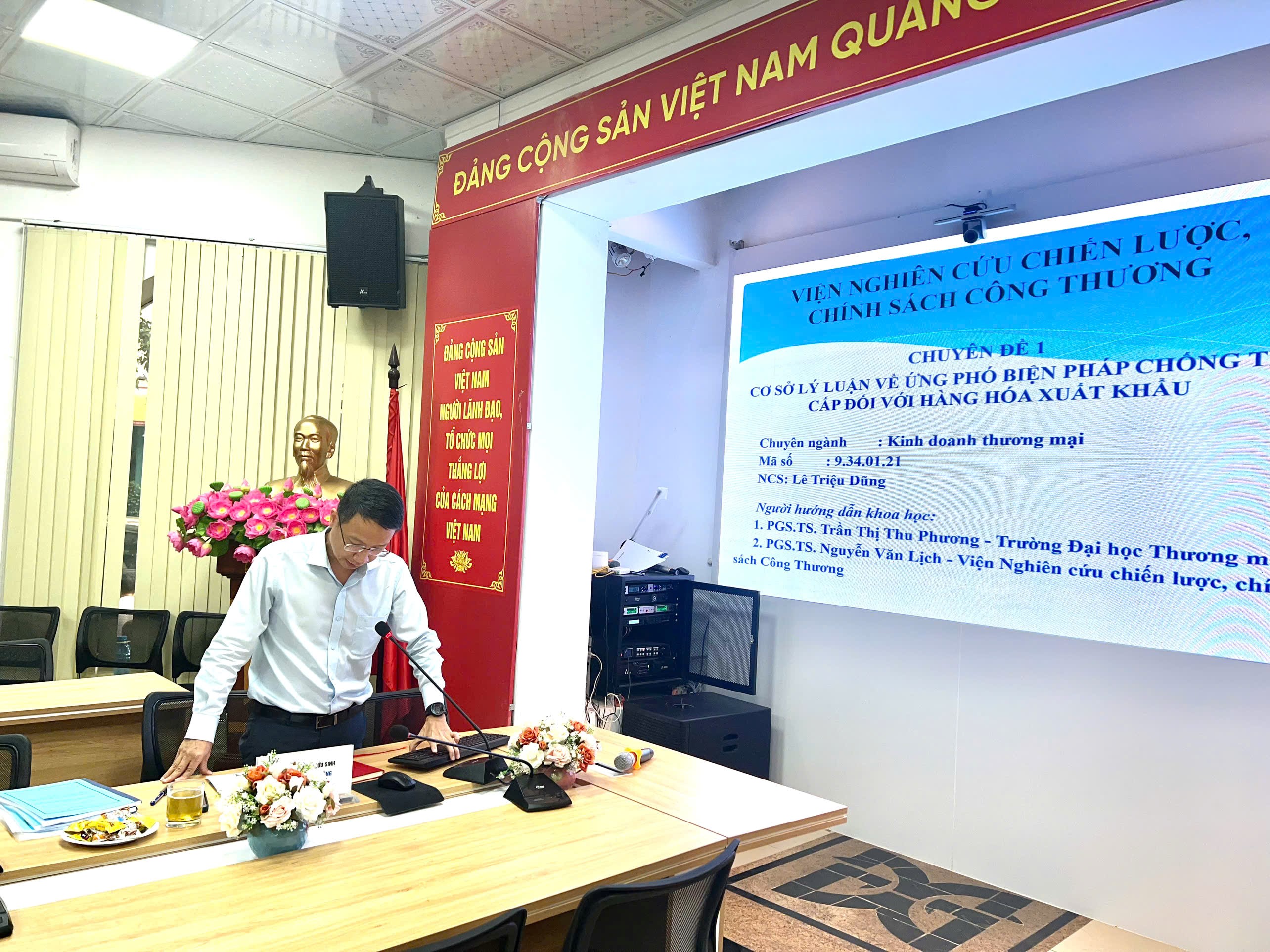 Sinh hoạt khoa học và chấm 3 chuyên đề tiến sỹ cho nghiên cứu sinh Lê Triệu Dũng