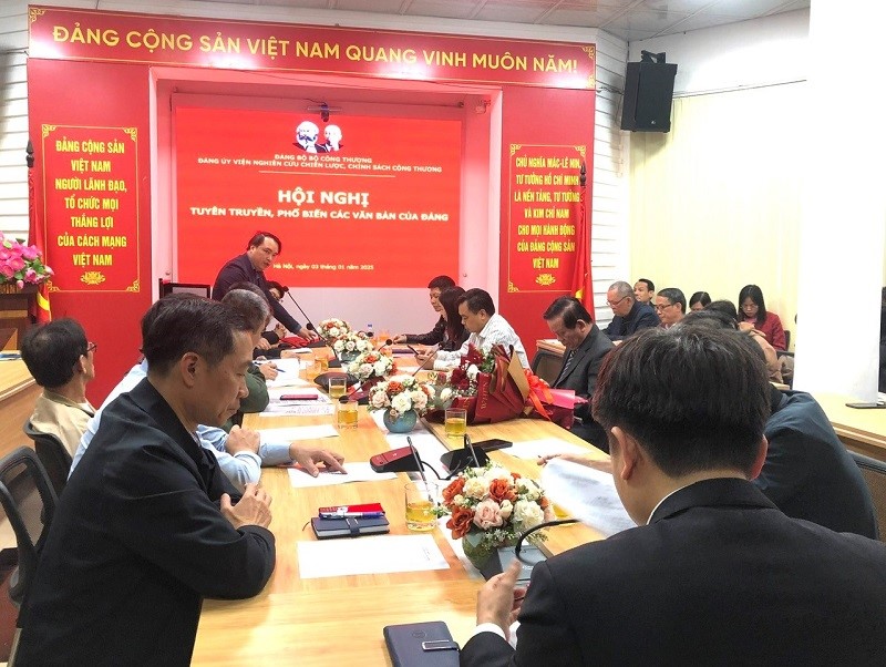 Đảng bộ Viện Nghiên cứu chiến lược, chính sách Công Thương tổ chức Lễ trao tặng Huy hiệu 45 năm tuổi Đảng và Hội nghị phổ biến quán triệt các văn bản của Đảng