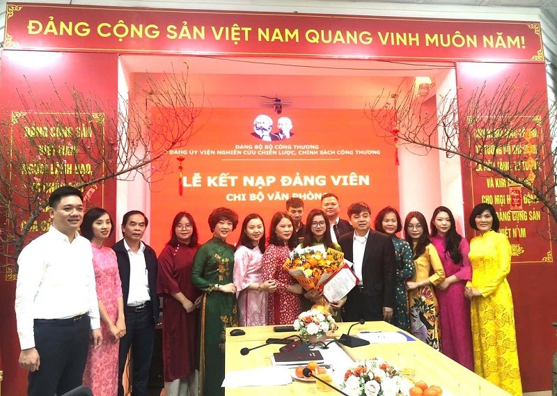 Chi bộ Văn phòng tổ chức Lễ kết nạp Đảng viên mới