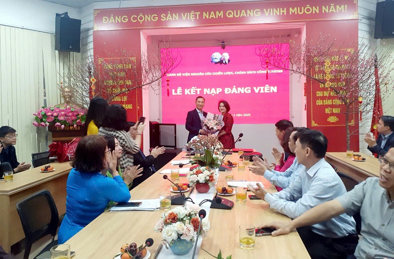 Chi bộ Nghiên cứu môi trường tổ chức Lễ kết nạp Đảng viên mới