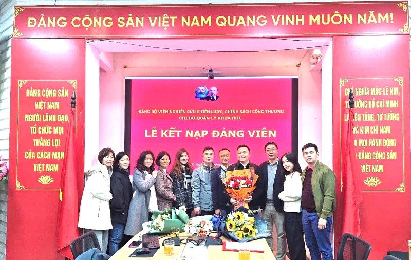 Chi bộ Quản lý khoa học tổ chức Lễ kết nạp Đảng viên mới