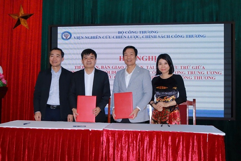 Hội nghị tiếp nhận, bàn giao tài sản, tài liệu lưu trữ giữa Trường Đào tạo ,bồi dưỡng cán bộ Công Thương Trung ương và Viện Nghiên cứu chiến lược, chính sách Công Thương