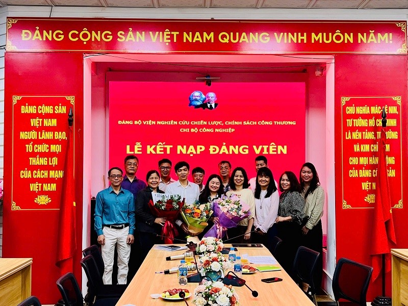 Chi bộ Công nghiệp tổ chức Lễ kết nạp Đảng viên mới