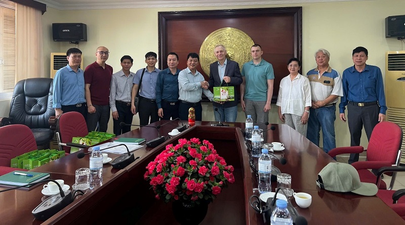 Đoàn công tác của Viện phối hợp với các chuyên gia Liên bang Nga và Thái Lan thực hiện thu thập mẫu bụi không khí tại các nhà máy sản xuất tấm lợp ở Việt Nam để phân tích nồng độ bụi sợi Amiăng trắng trong môi trường lao động