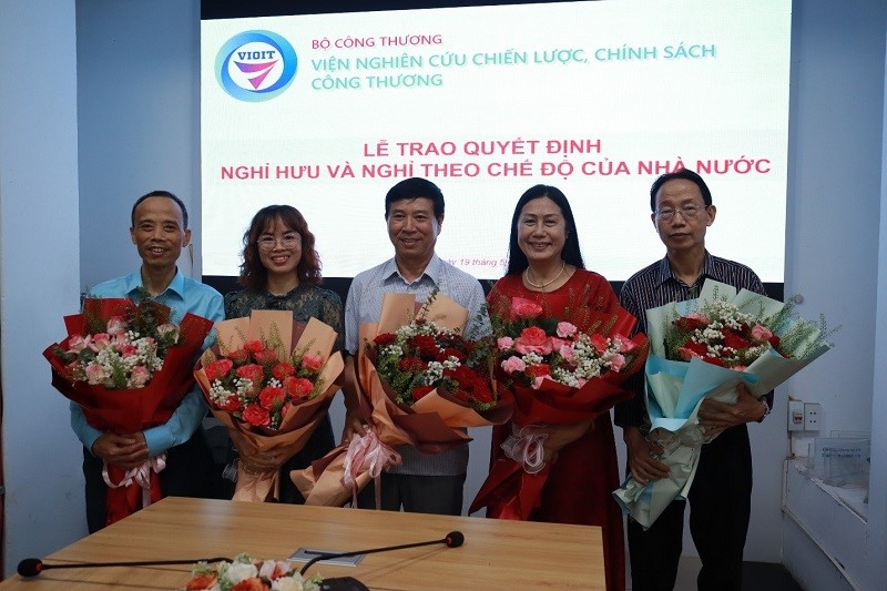 Viện Nghiên cứu Chiến lược, Chính sách Công Thương tổ chức Lễ trao quyết định nghỉ hưu và nghỉ theo chế độ 178/2024/NĐ-CP