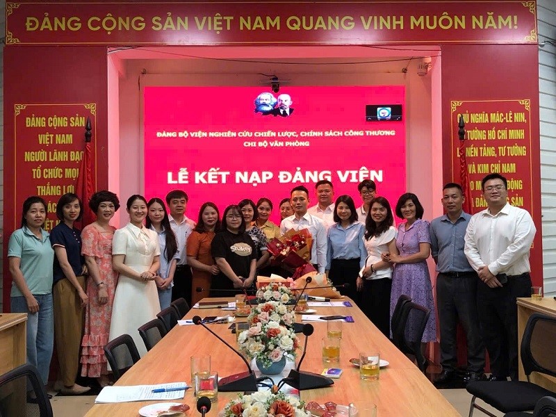 Chi bộ Văn phòng tổ chức Lễ kết nạp Đảng viên mới