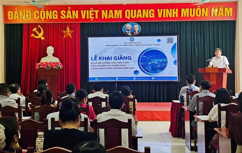 Khai giảng Khóa Bồi dưỡng cho viên chức Viện Nghiên cứu Chiến lược, Chính sách Công Thương năm 2025