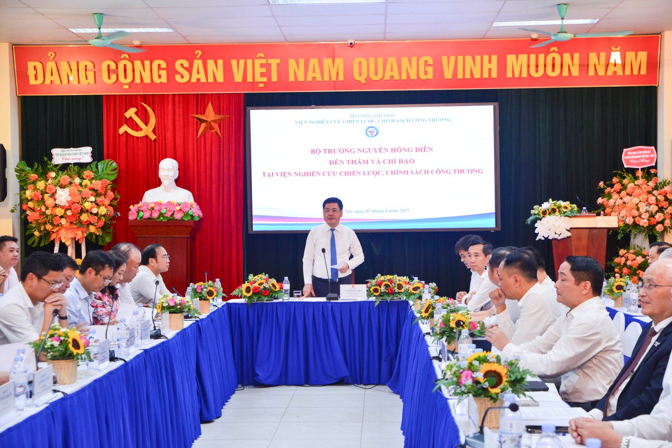 Bộ trưởng Nguyễn Hồng Diên thăm và chỉ đạo tại Viện Nghiên cứu Chiến lược, Chính sách Công Thương