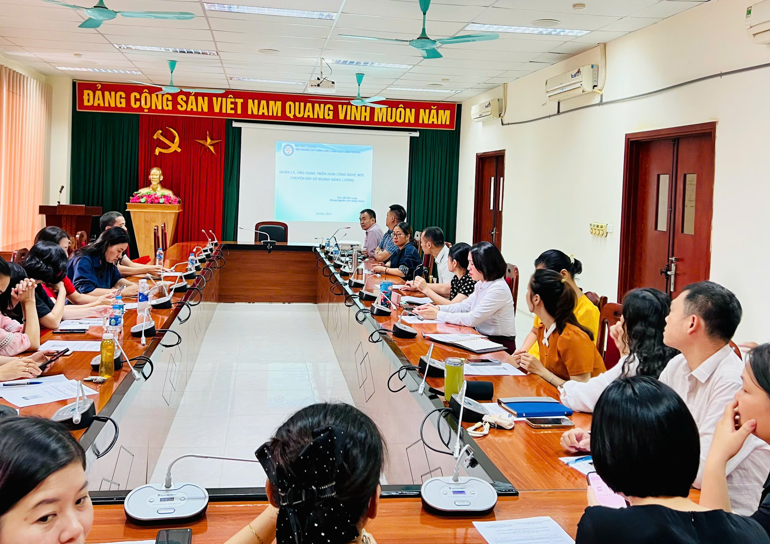 Lớp bồi dưỡng về Năng lượng cho viên chức Viện Nghiên cứu Chiến lược, Chính sách Công Thương năm 2025