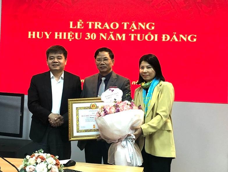 Đảng bộ Viện Nghiên cứu Chiến lược, Chính sách Công Thương tổ chức Lễ trao tặng Huy hiệu 30 năm tuổi Đảng và Hội nghị phổ biến, quán triển các văn bản của Đảng