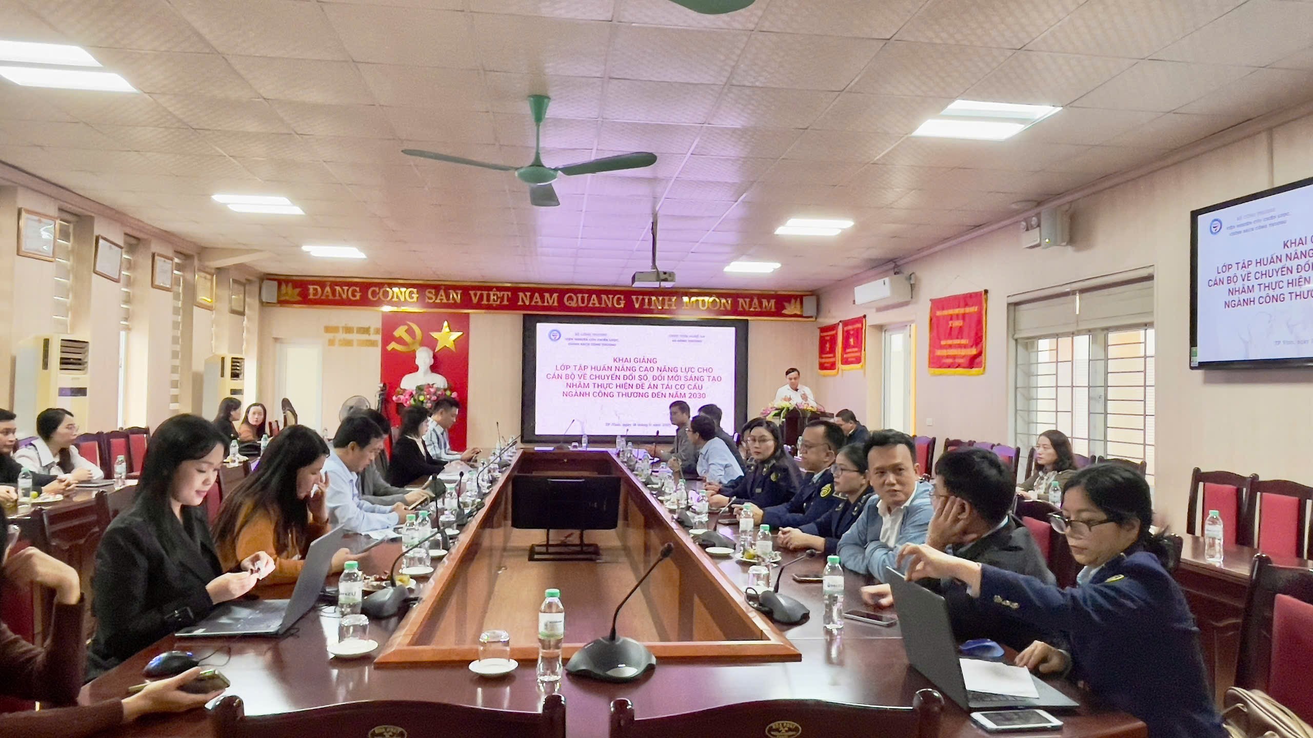 Lớp tập huấn nâng cao năng lực cho cán bộ ngành Công Thương về chuyển đổi số, đổi mới sáng tạo thực hiện Đề án tái cơ cấu ngành Công Thương giai đoạn đến năm 2030 tỉnh Nghệ An